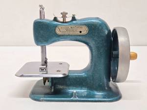 Wonderful Collection of Vintage &amp Antique Toy Sewing Machines #3