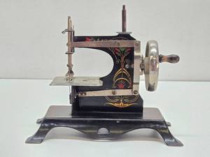 Wonderful Collection of Vintage &amp Antique Toy Sewing Machines #5