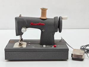 Wonderful Collection of Vintage &amp Antique Toy Sewing Machines #7