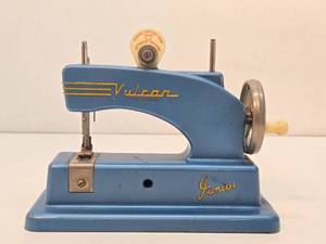 Wonderful Collection of Vintage &amp Antique Toy Sewing Machines #32