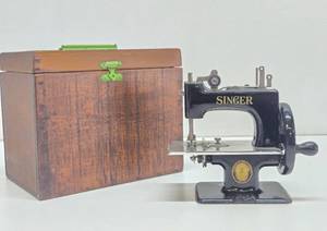 Wonderful Collection of Vintage &amp Antique Toy Sewing Machines #40