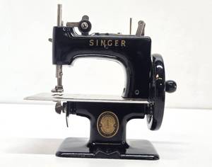 Wonderful Collection of Vintage &amp Antique Toy Sewing Machines #43