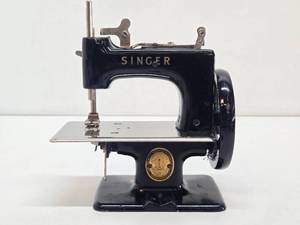 Wonderful Collection of Vintage &amp Antique Toy Sewing Machines #44