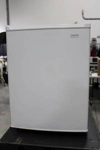Sanyo SR-257H Compact Refrigerator - 120V, 0.9A, 134A Refrigerant
