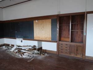 MAPLE FLOORING, ANTIQUE BUILT IN, ALL TRIM IN ROOM (R304)