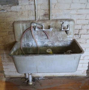 LG ANTIQUE CAST IRON SINK