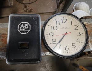 VINTAGE SETH THOMAS CLOCK  AB QUALITY METAL FACE PLATE