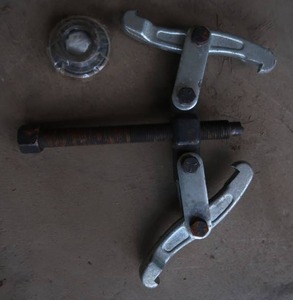 GEAR PULLER  NEW BALL BEARING