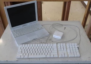 APPLLE I BOOK G4 WITH KEYBOARD