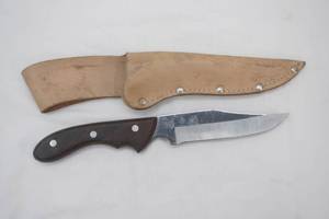 Vintage Maxam Hunting Knife. 5.5 blade, comes with belt sheath