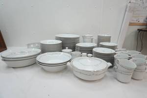 Signature Collection Select Fine China Set. Petite Bouquet Pattern 114. Porcelain.