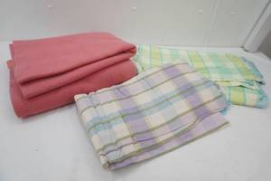 3ct Vintage Blankets. (1 wool, 2 flannel)