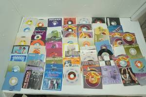 Vintage 45 Records. Donna summers, Diana Ross, Conway Twitty, The Moody Blues, Rod Stewart, Elton John, Olivia Newton John & More
