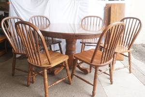 Oak Dining Room table 47 diameter with 6 chairs & 2 leaves (11.5 wide each)