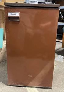 Avanti 489 RCRARW Compact Refrigerator with Top Freezer - 115V