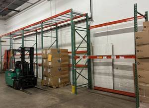 Industrial Pallet Racking System with Wire Mesh Decks and Forklift