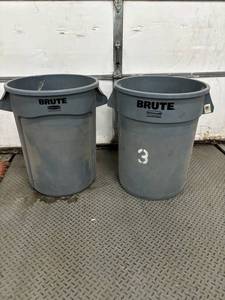 Rubbermaid Brute 32-Gallon Round Containers Gray (Lot of 2)