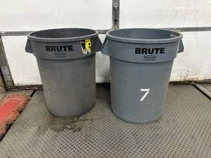 Rubbermaid Brute 32-Gallon Round Containers (Lot of 2)