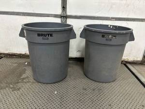 BRUTE Rubbermaid Trash Cans - 2-Pack, 32 Gal