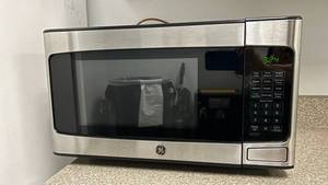 GE Microwave Oven - 950 Watts