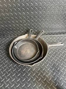 Utopia Kitchen Cast Iron Skillet Set (Lot of 3)
