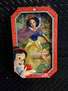 Disney Signature Collection Snow White Doll - Snow White and the Seven Dwarfs
