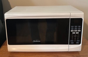 LLBR - Sunbeam Countertop Microwave Oven Model SGS10701