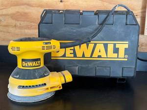 G - DeWALT Random Orbit Palm Sander - Pre-Owned with Case and Norton Disc Kit
