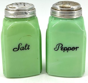 Vintage Art Deco Mckee Jadeite Green Glass Salt & Pepper Shaker Set