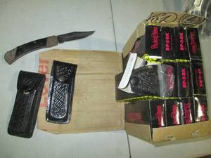Black Paws folding pocket knife wit...