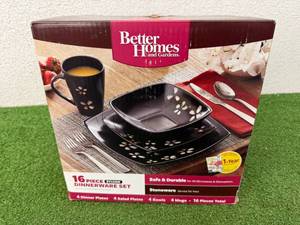 New 16 Piece Dinnerware Set