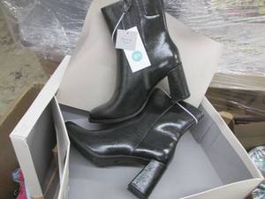 Size 8.5 ladies boots...