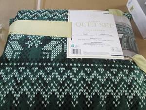 Lenox Full Queen 3 piece quilt set...