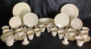 Lenox Gold Leaf Hayworth Porcelain Fine China Set - Cream Colored Ivory with Gold Trim