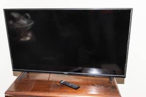 Vizio 39 TV  Model V405-G9  Includes Remote