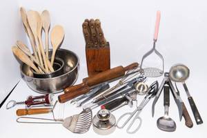 Kitchen Utensil & Mixing Bowl Lot  Includes Chicago Cutlery Knives
