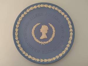 Wedgwood Queen Elizabeth II Silver Jubilee Commemorative Plate