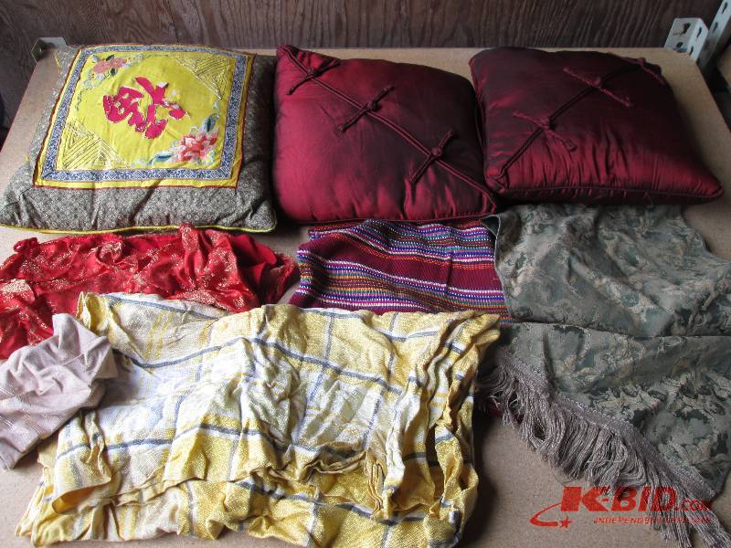 Lot of decotaive pillow and shawls...