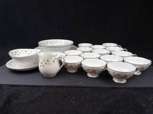 Floral Daisy Pattern Porcelain Teacups, Saucers & Bowls - Gold Rim