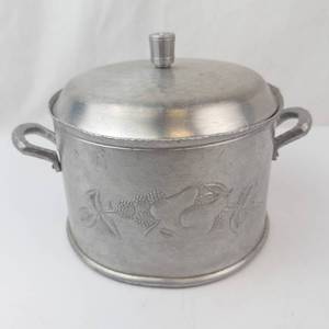 Everlast Forged Aluminum Hammered Pot with Lid - Grapevine Motif, Dual Handles