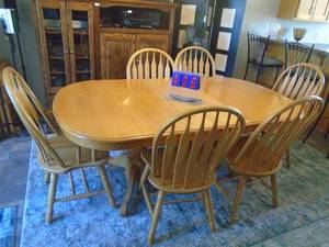 Oak dining room table set. With leaf & 6 chairs. Very nice condition. As shown. CASH ON SITE ONLY. PICKUP IS TUESDAY MAY 19TH FROM 11 AM TO 4 PM. REGARDLESS WHAT THE SCHEDULE STATES.