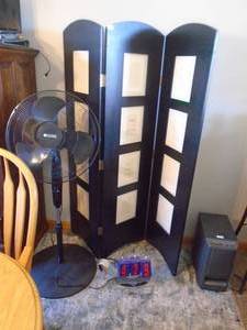 Tri fold room divider & electric pedestal fan. As shown. CASH ON SITE ONLY. PICKUP IS TUESDAY MAY 19TH FROM 11 AM TO 4 PM. REGARDLESS WHAT THE SCHEDULE STATES.