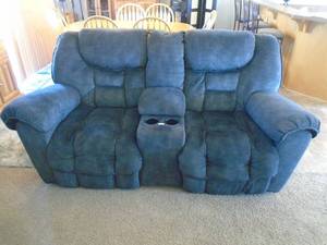 Very nice condition sofa. As shown. CASH ON SITE ONLY. PICKUP IS TUESDAY MAY 19TH FROM 11 AM TO 4 PM. REGARDLESS WHAT THE SCHEDULE STATES.
