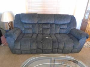 Very nice condition sofa. As shown. CASH ON SITE ONLY. PICKUP IS TUESDAY MAY 19TH FROM 11 AM TO 4 PM. REGARDLESS WHAT THE SCHEDULE STATES.