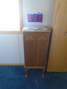 Jewelry box. As shown. CASH ON SITE ONLY. PICKUP IS TUESDAY MAY 19TH FROM 11 AM TO 4 PM. REGARDLESS WHAT THE SCHEDULE STATES.