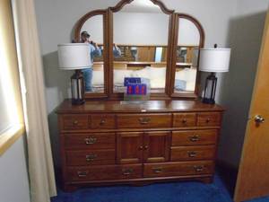 Dresser with mirror. As shown. CASH ON SITE ONLY. PICKUP IS TUESDAY MAY 19TH FROM 11 AM TO 4 PM. REGARDLESS WHAT THE SCHEDULE STATES.