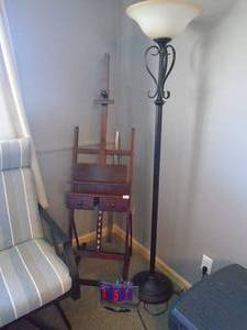Freestanding lamp & artist easel. As shown. CASH ON SITE ONLY. PICKUP IS TUESDAY MAY 19TH FROM 11 AM TO 4 PM. REGARDLESS WHAT THE SCHEDULE STATES.