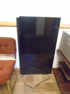 46 inch flat screen tv. Condition unknown. As shown. CASH ON SITE ONLY. PICKUP IS TUESDAY MAY 19TH FROM 11 AM TO 4 PM. REGARDLESS WHAT THE SCHEDULE STATES.