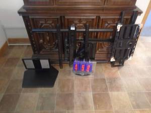 3 tv mounts. As shown. CASH ON SITE ONLY. PICKUP IS TUESDAY MAY 19TH FROM 11 AM TO 4 PM. REGARDLESS WHAT THE SCHEDULE STATES.