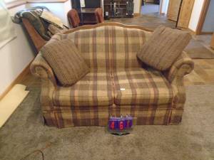 Small loveseat with 2 pillows. Nice condition. As shown. CASH ON SITE ONLY. PICKUP IS TUESDAY MAY 19TH FROM 11 AM TO 4 PM. REGARDLESS WHAT THE SCHEDULE STATES.
